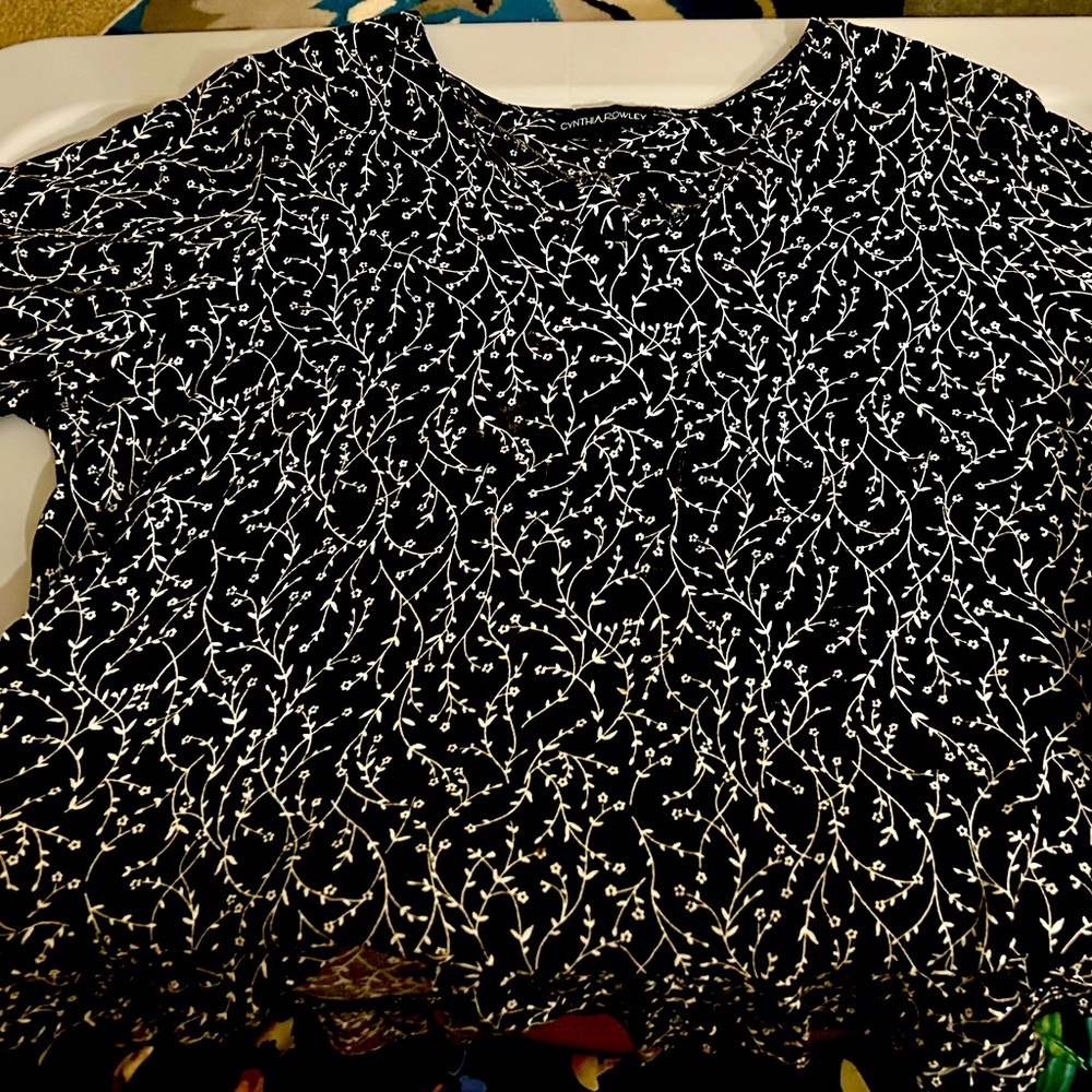 Gorgeous Cynthia Rowley black & white floral 3/4” sleeve size L shirt - Picture 4 of 6